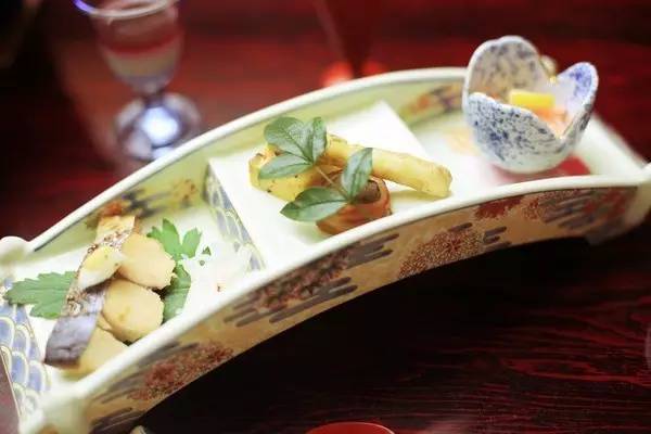 有一本书佐餐，旅行会更有滋味｜会饮品读