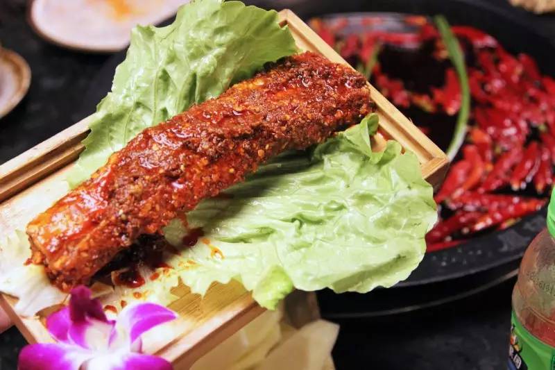 「有福利！」凤望龙门开业来，只有四人吃到最后的特辣锅，我们挑战了全素菜