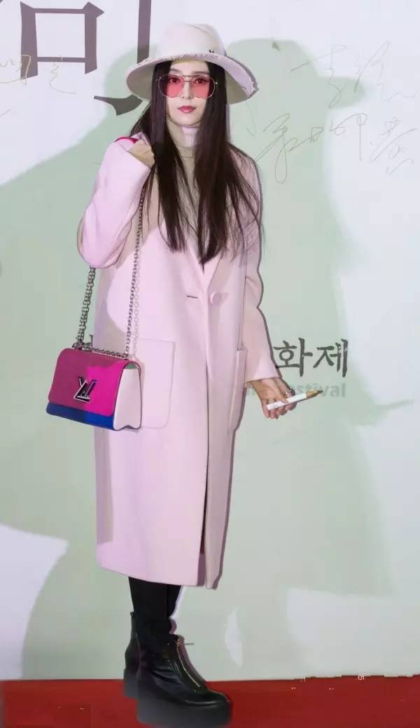 焦糖色大衣搭配什么包包好看,奢品包包如何穿搭