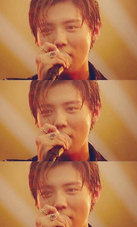 耿直鹿晗真是好脚力，身高不够，踮脚来补，带动大家一起踮起来