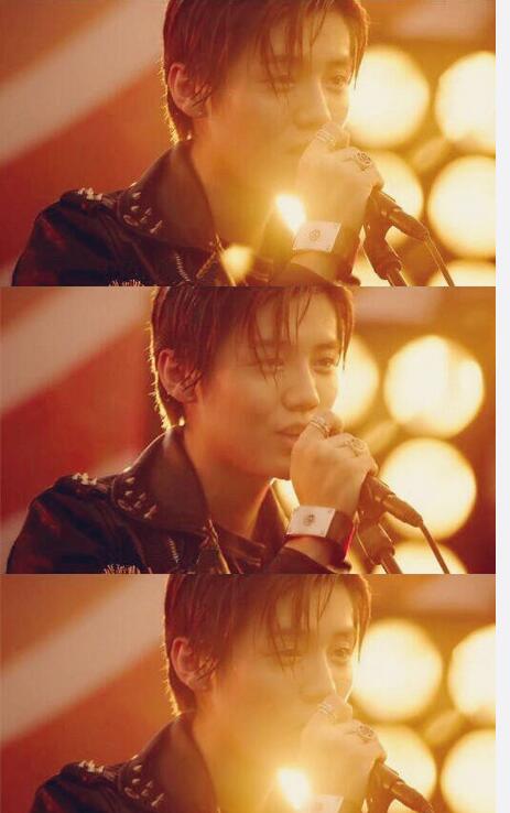 耿直鹿晗真是好脚力，身高不够，踮脚来补，带动大家一起踮起来