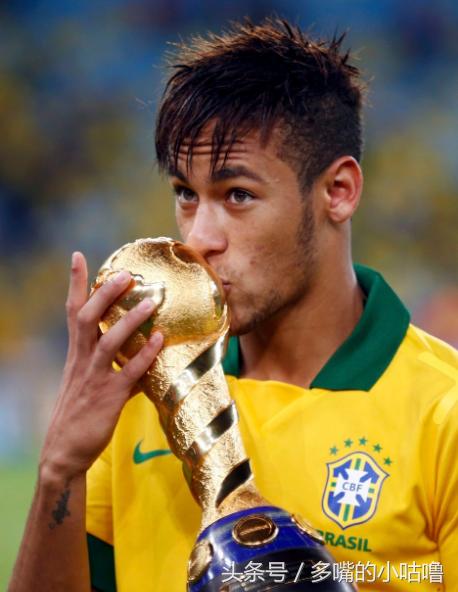 内马尔叼纸巾,内马尔戴耳机叼金链