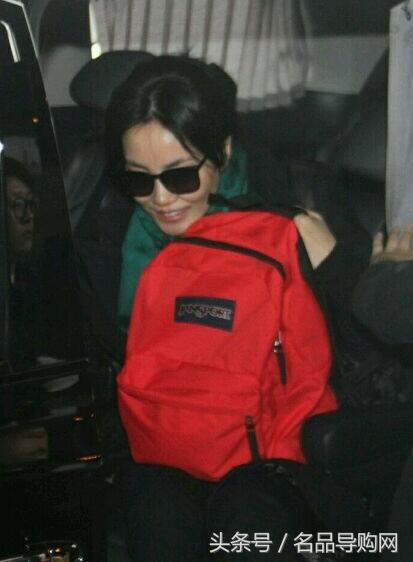 300元以上名牌女士运动鞋,300元左右的包包推荐