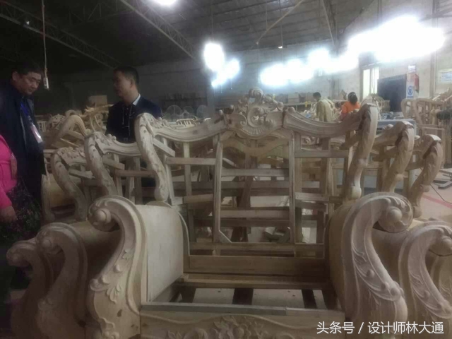 小伙子在工地上做木工一月多少钱,打工小伙做沙发