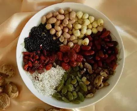 过年要喝腊八粥，再去天鹅恋酒店秀恩爱