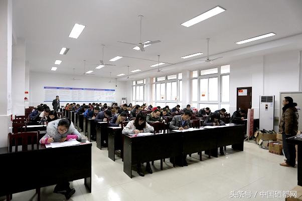 恩施市三中56名青年教师同台竞技解题“内功”