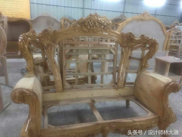 小伙子在工地上做木工一月多少钱,打工小伙做沙发