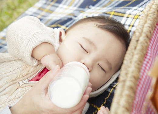 妈妈乳腺炎可以喂母乳么,妈妈发炎还能给宝宝喂母乳吗