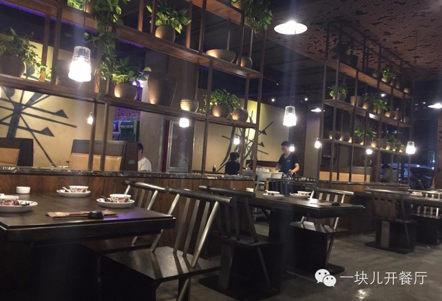 个个喊亏纷纷关店，这家不临街巷、曾月亏40万餐厅为何火了？