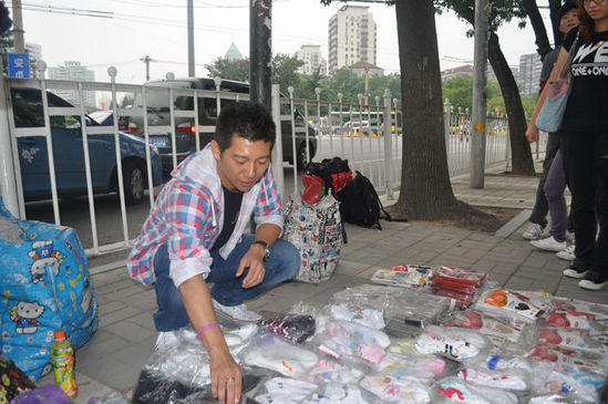 摆摊卖袜子创业经历,摆地摊卖袜子创业技巧