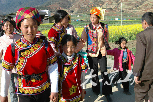 德昌有个村庄3000年前农具嵌墙上当地欲办草坝场农耕文化节