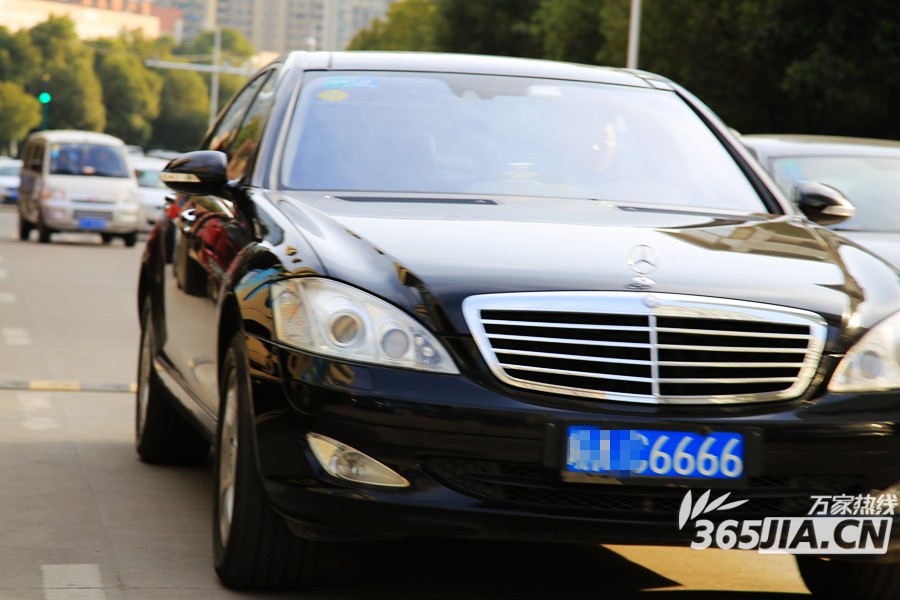 合肥八中开学校外豪车云集惊现“6666”“8888”车牌号