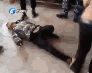 一男孩被多人围殴逼着下跪道歉,男童遭多名青年殴打被逼下跪磕头