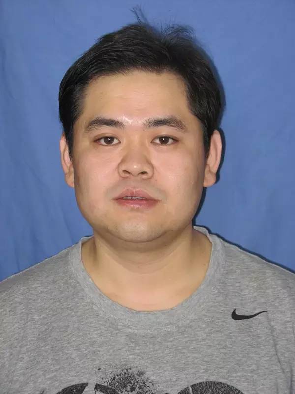 包头这个男子只要出现就被团团围堵，原因竟是……