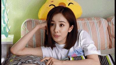 将近32岁的杨幂依旧少女感十足,杨幂晒自拍秀少女感不服输