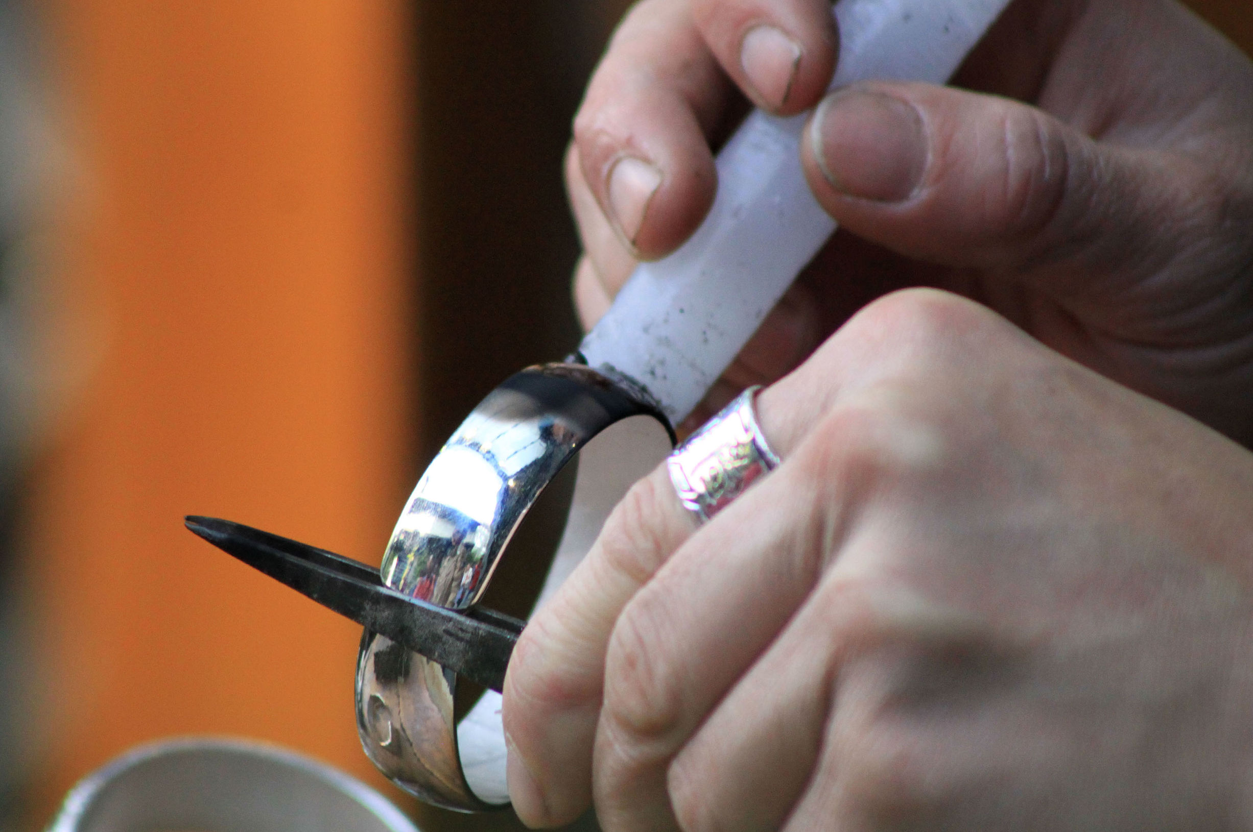 纯银手工打磨视频,手工打磨银品全过程