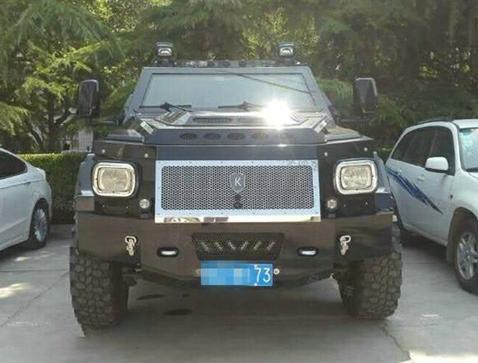 车管所偶遇千万“防弹车”上牌，比悍马更霸气，油耗超50个油！