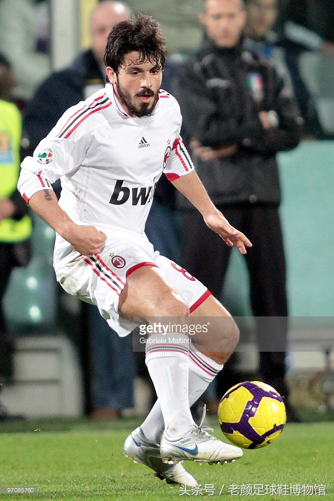 足球鞋阿迪和耐克谁更强,足球鞋耐克暗杀系列