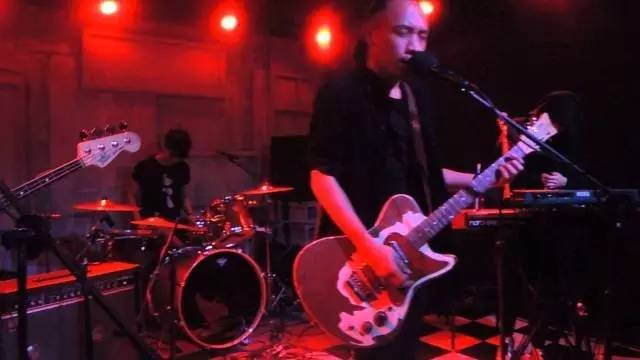 去另一个城市看livehouse,每去到一座城市都要去看看风景