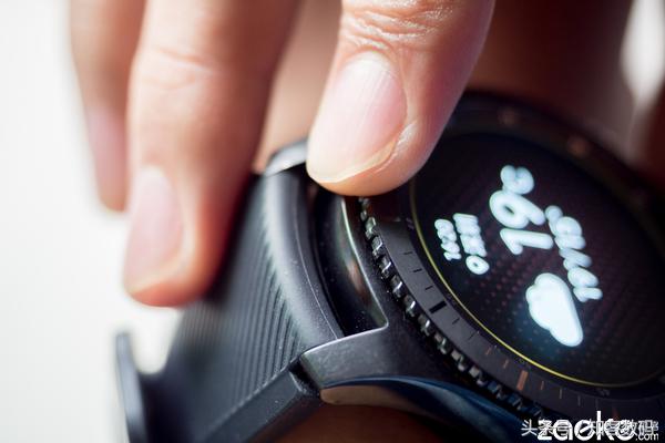 三星手表gears3现在还值得买不,三星手表gears3经典版开箱