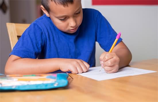 家长如何应对左撇子，注意这四点养出一个聪明宝宝