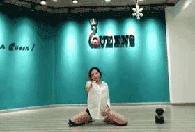 主人在汪星人的鼻子上放了一朵花，谁知道突然降落了一只蝴蝶！