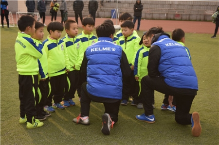 青少年足球训练营开训,2021全国足球冬令营