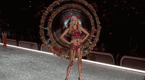 看中国维密超模反应视频,歪果仁看张靓颖维密秀