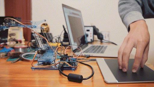 一块板，放张膜就实现任何功能，控制机器人也没问题，什么黑科技