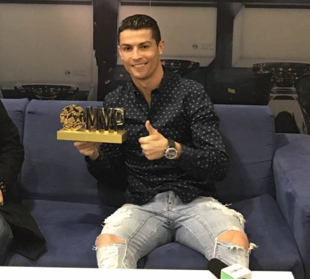 给c罗颁奖视频,懂球帝8周年热评c罗