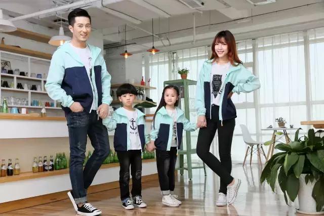 穿亲子装陪孩子一起成长,爸妈和孩子的亲子装