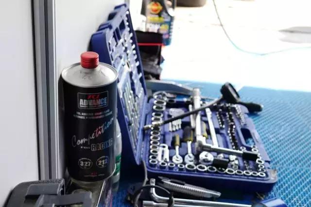 这个感觉倍儿爽，因为我们拿了12小时耐力赛的奖杯