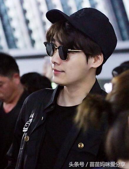 李小璐最新自拍照片,李小璐晒自拍美照镜头电眼妆容