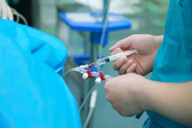 镜头见证生命重启之旅，纪录医者仁心，许昌外科医生的新年故事