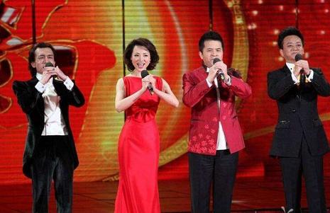 春晚舞台上的常青树，送走一首又一首神曲，却越唱越传神