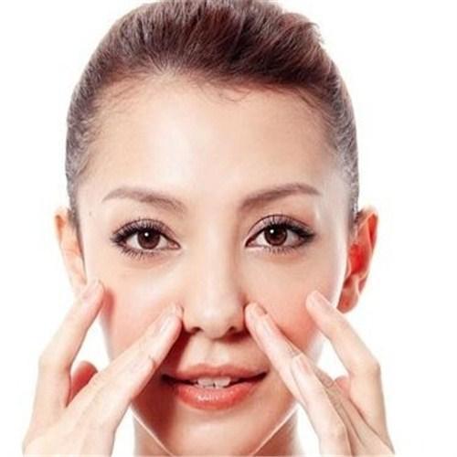 鼻子毛孔粗大有洞什么原因,毛孔粗大鼻子上有黑头怎么解决