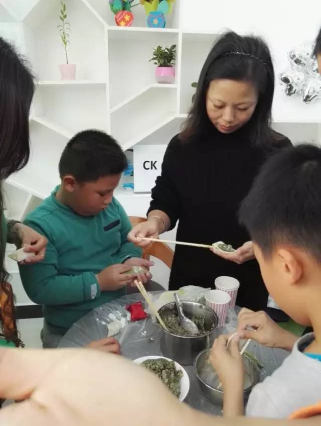 只是一顿饺子的事，芒市洛基山的孩子都能玩出新花样！