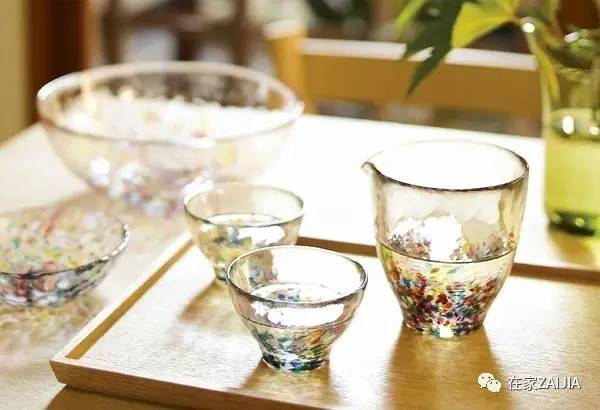 年夜饭香喷喷举起酒杯敬家人,年夜饭的碗和酒杯