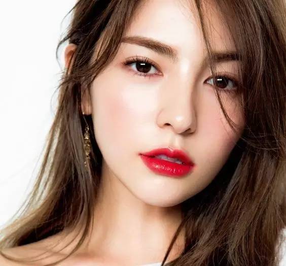 大红唇特别显老,大红唇真的很考验气质