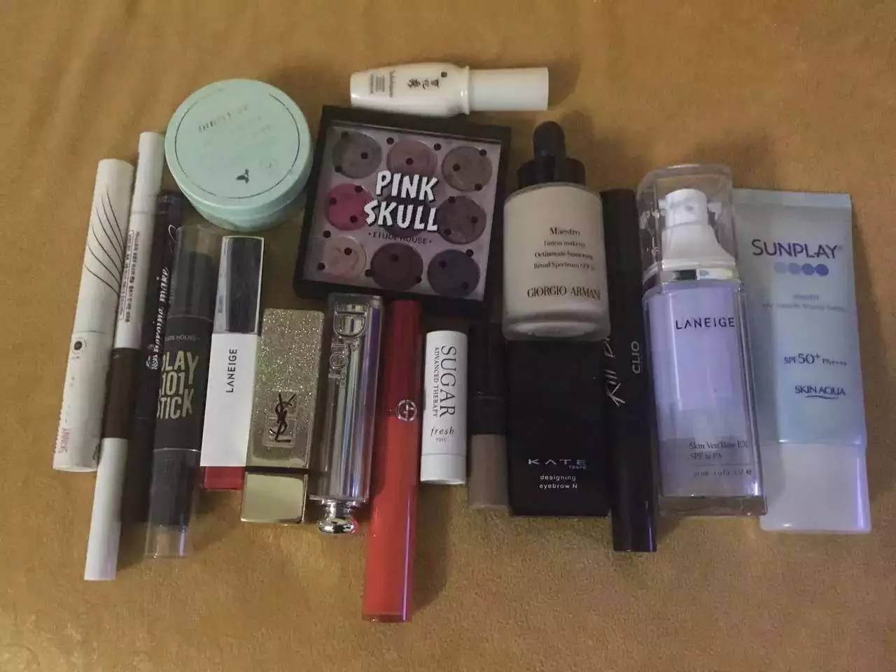 看完了网友的化妆包……一起向YSL势力低头吧！