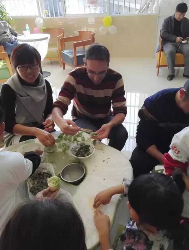 只是一顿饺子的事，芒市洛基山的孩子都能玩出新花样！