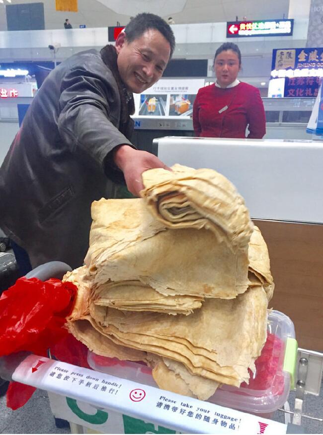 成都“煎饼大叔”感慨走红超重煎饼：那是不可辜负的母爱