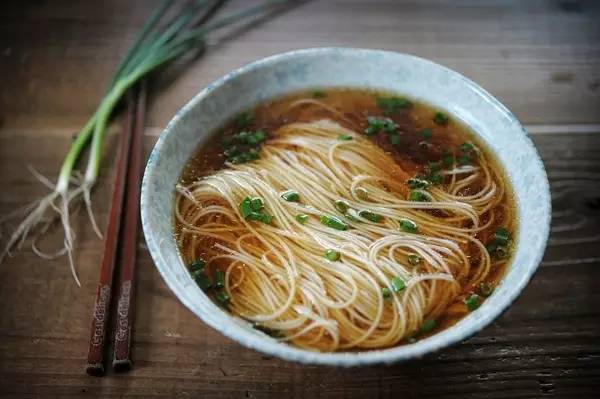 「镇生活」过年还在镇江好，镇江VS国外，100块钱能干啥？看完惊呆你！