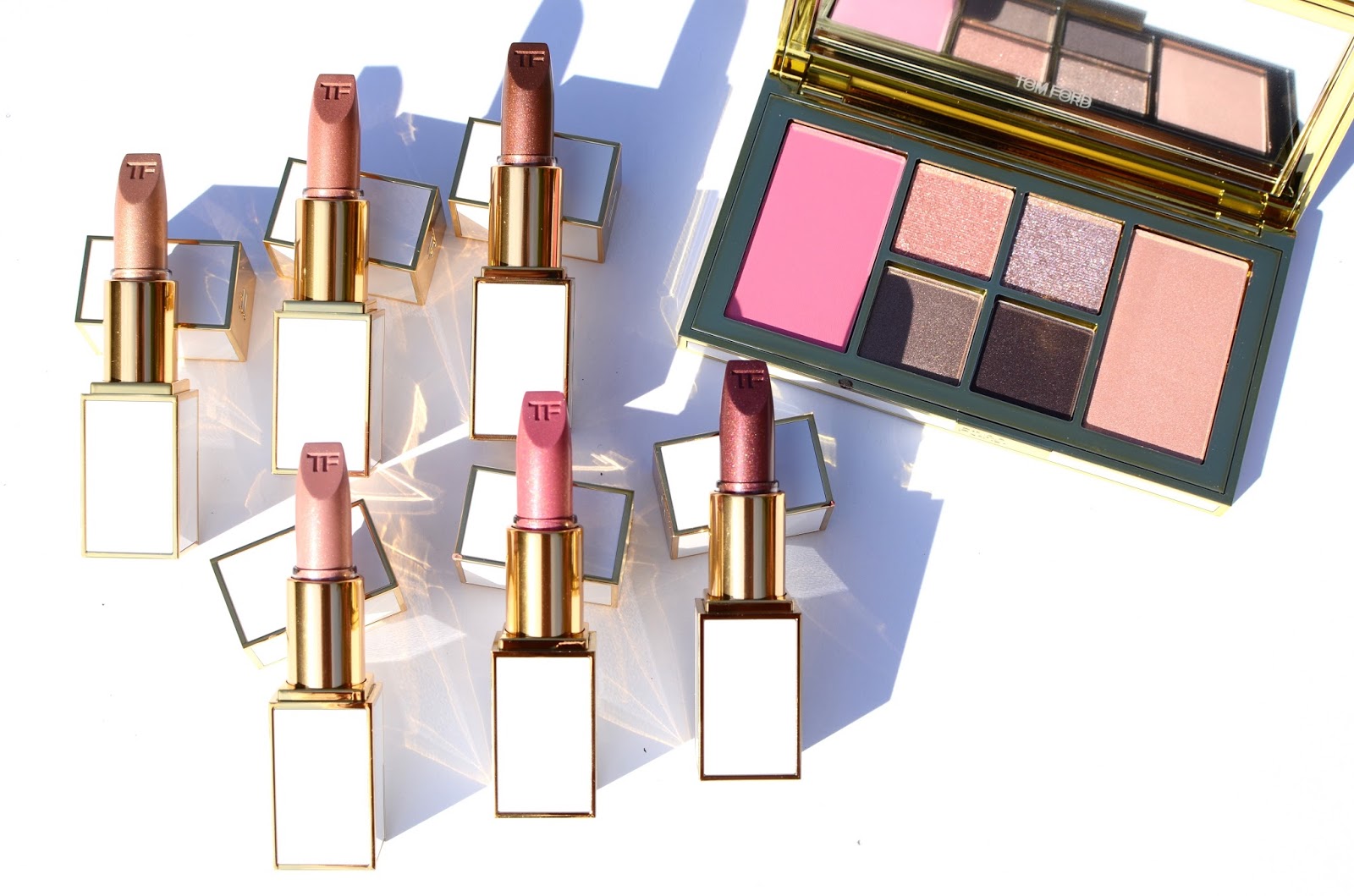 草木绿妆适合什么色,草木绿跟静谧蓝哪个色好看