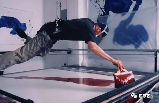 你恨死上班了对吗，但你知道艺术家上班时的样子吗？