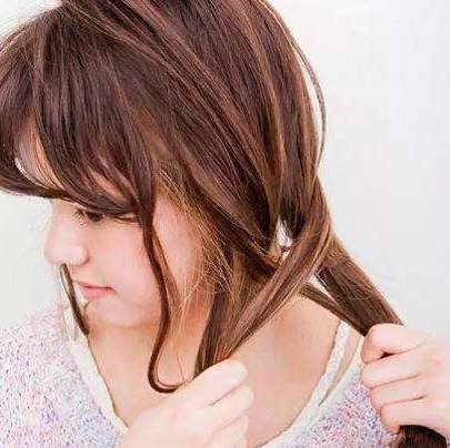 鱼尾辫教程慢动作中长发,鱼尾辫半披发