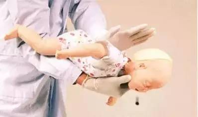 男孩咳嗽一星期被发现白肺,8个月男童反复咳嗽