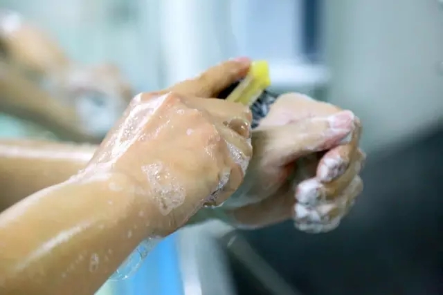 镜头见证生命重启之旅，纪录医者仁心，许昌外科医生的新年故事