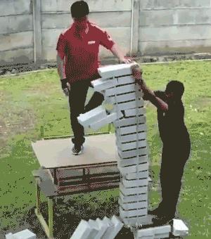 看外国人是怎么骑摩托车的,外国人楼顶平衡车