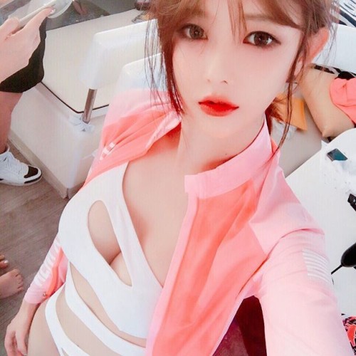 人傻钱多系列:韩国美女在中国直播赚了辆保时捷